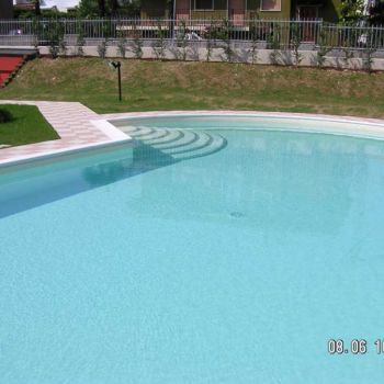 Particolare della piscina condominiale image preview
